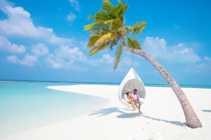 Hideaway Beach Resort & Spa, Мальдивы — пляж Hideaway Beach Resort & Spa — белоснежный песчаный пляж в форме полумесяца у прозрачной воды
