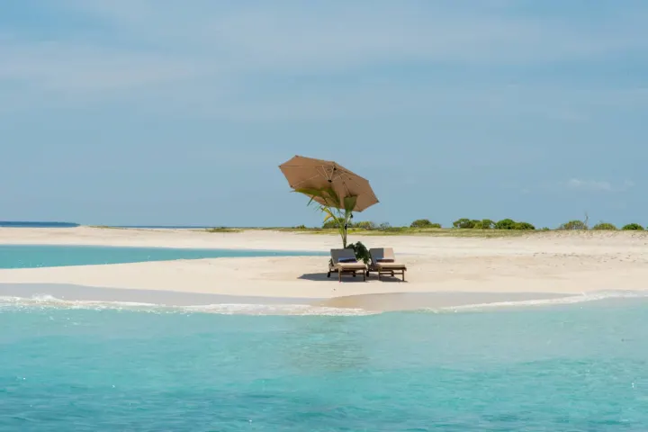 Hideaway Beach Resort & Spa, Мальдивы — пляж Hideaway Beach Resort & Spa — уединённая песчаная отмель посреди бирюзового океана