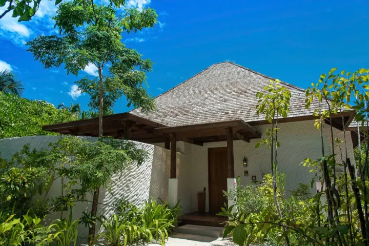 Hideaway Beach Resort & Spa, Мальдивы — вилла на пляже Hideaway Beach Resort & Spa — уединённая береговая резиденция в окружении тропической зелени