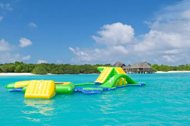 Hideaway Beach Resort & Spa, Мальдивы — для детей Hideaway Beach Resort & Spa — плавучий надувной аквапарк в спокойной бирюзовой лагуне