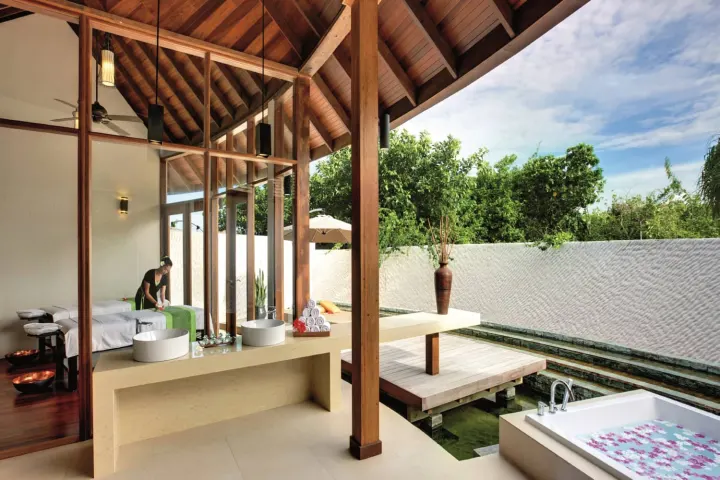 Hideaway Beach Resort & Spa, Мальдивы — спа Hideaway Beach Resort & Spa — уютный массажный кабинет для пар в спа-центре курорта