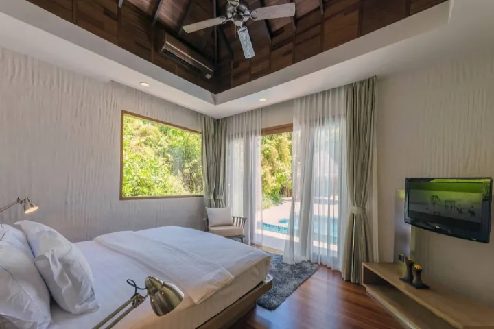 Hideaway Beach Resort & Spa, Мальдивы — интерьер виллы Hideaway Beach Resort & Spa — просторная спальня береговой резиденции с видом на сад