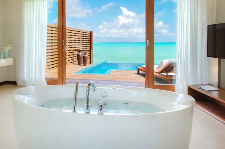 Hideaway Beach Resort & Spa, Мальдивы — вилла на воде Hideaway Beach Resort & Spa — водная вилла с собственным бассейном и панорамной террасой