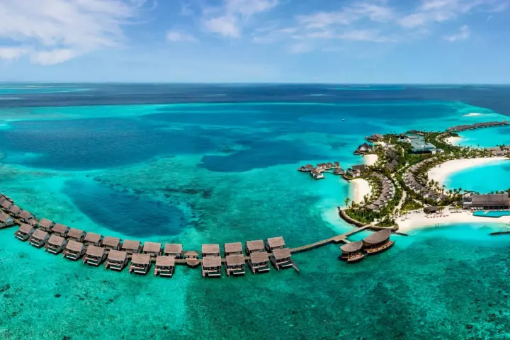 Hilton Maldives Amingiri Resort & Spa — панорама острова и водных вилл с бассейнами с высоты птичьего полёта