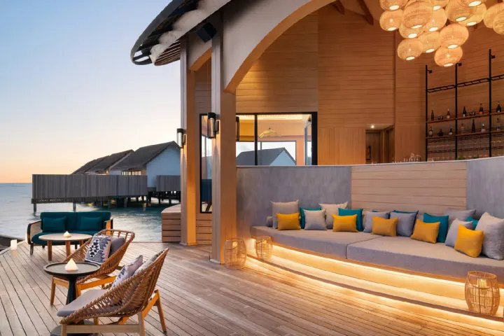 Hilton Maldives Amingiri Resort & Spa — элегантный бар шампанского и джина над водой для взрослых гостей