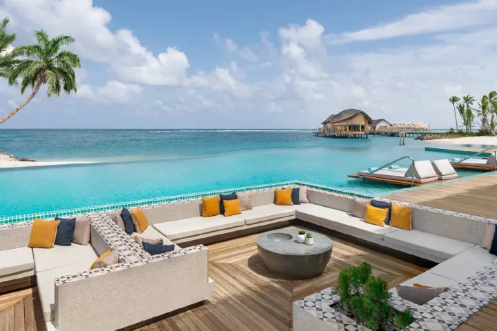 Hilton Maldives Amingiri Resort & Spa — главный бассейн курорта у пляжа с шезлонгами и видом на океан