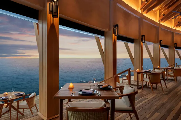Hilton Maldives Amingiri Resort & Spa — гастрономический ресторан морепродуктов в павильоне над водой