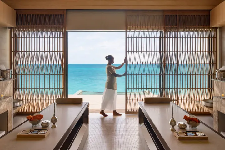 Hilton Maldives Amingiri Resort & Spa — павильон спа-центра над водой с панорамной зоной отдыха и хаммамом