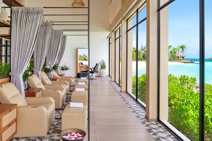 Hilton Maldives Amingiri Resort & Spa — светлый велнес-салон в спа-комплексе с видом на лазурную лагуну