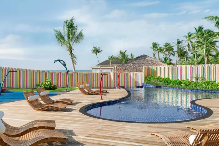 Hilton Maldives Amingiri Resort & Spa — просторная водная вилла с панорамным бассейном и террасой над лагуной