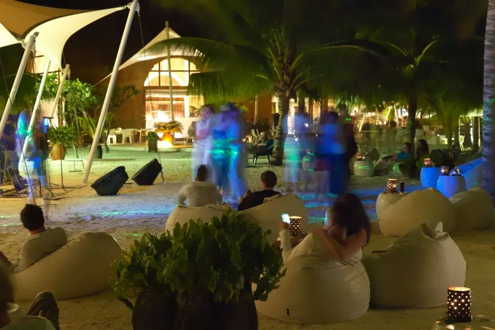 Holiday Inn Resort Kandooma Maldives — отличные волны у домашнего спота для любителей классического серфинга