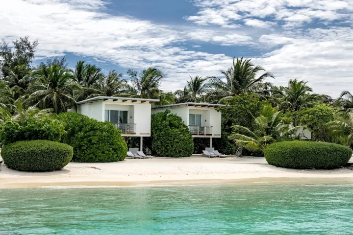 Holiday Inn Resort Kandooma Maldives — панорамный вид с воздуха на остров Кандума и бирюзовую лагуну