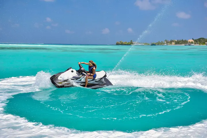 Holiday Inn Resort Kandooma Maldives — полуоткрытая ванная комната с душем и ванной среди тропической зелени