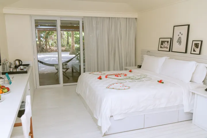 Holiday Inn Resort Kandooma Maldives — двухуровневые береговые виллы среди пальм в нескольких шагах от моря