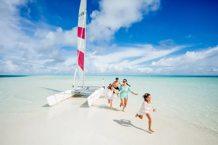 Holiday Inn Resort Kandooma Maldives — панорамный бассейн инфинити у главного пляжа с видом на океан