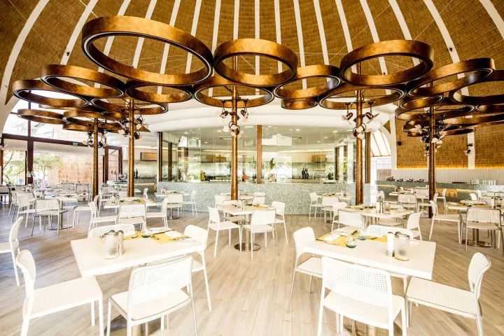 Holiday Inn Resort Kandooma Maldives — терраса ресторана с видом на закат для ужинов под открытым небом
