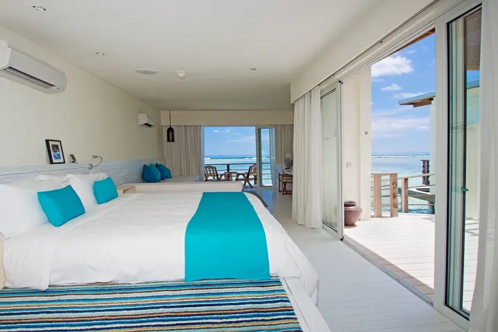 Holiday Inn Resort Kandooma Maldives — водные виллы на сваях с солнечными террасами и гамаками над водой