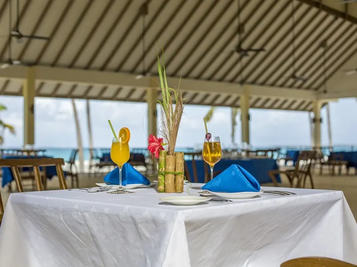 Hondaafushi Island Resort — большой тропический остров с густыми джунглями и длинным пляжем с воздуха