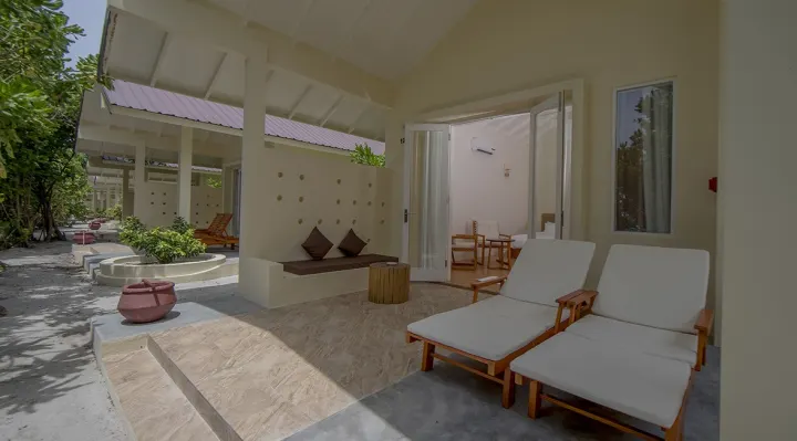 Hondaafushi Island Resort — полуоткрытая ванная комната с тропическим душем в приватном дворике