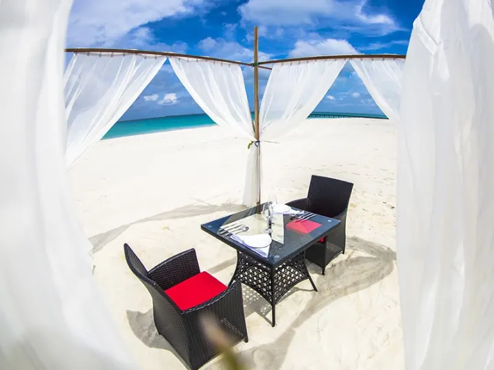 Hondaafushi Island Resort — протяжённый белоснежный песчаный пляж вдоль бирюзовой лагуны острова