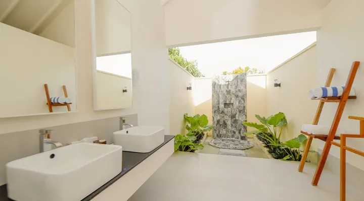 Hondaafushi Island Resort — отдельно стоящее береговое бунгало с террасой среди пальмовой рощи