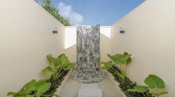 Hondaafushi Island Resort — просторное пляжное бунгало делюкс с шезлонгами и выходом к океану