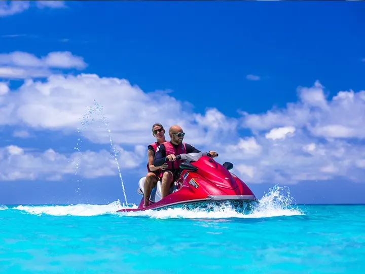 Hondaafushi Island Resort — открытый бассейн с деревянной палубой и шезлонгами у берега моря