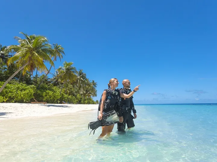 Hondaafushi Island Resort — просторный главный ресторан с песчаным полом и шведским столом