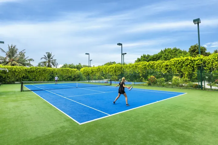 Hurawalhi Island Resort — теннисный корт с современным покрытием