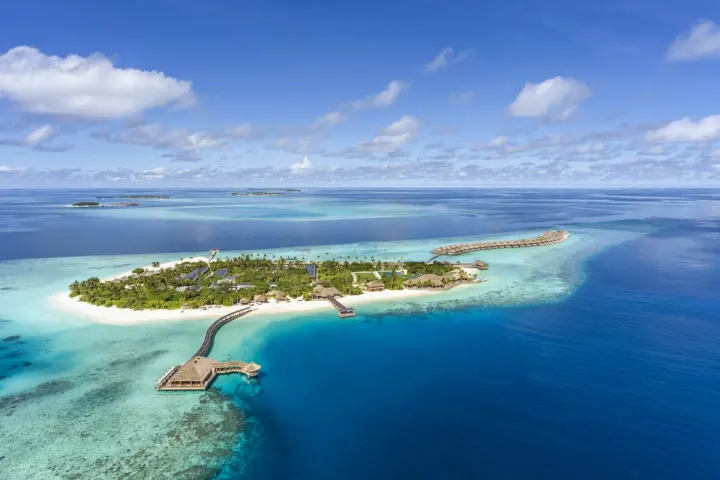 Hurawalhi Island Resort — панорамный вид на остров и водные виллы