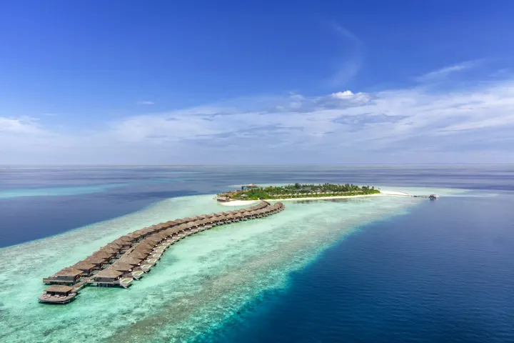 Hurawalhi Island Resort — вид сверху на зеленый остров и риф