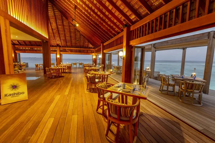 Hurawalhi Island Resort — интерьер ресторана на воде