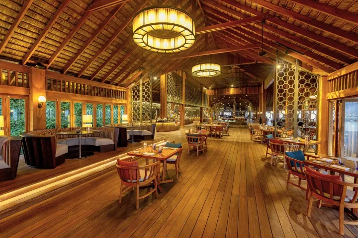 Hurawalhi Island Resort — просторный зал ресторана с деревянной крышей