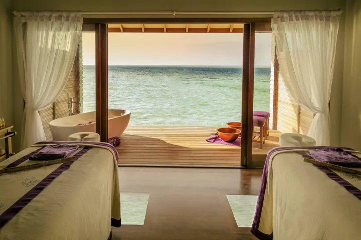 Hurawalhi Island Resort — процедурный кабинет спа-центра с видом на океан