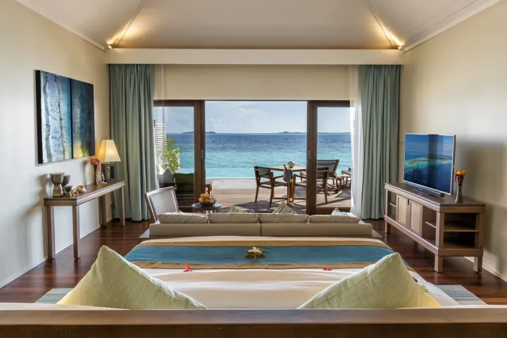 Hurawalhi Island Resort — просторная спальня с видом на океан