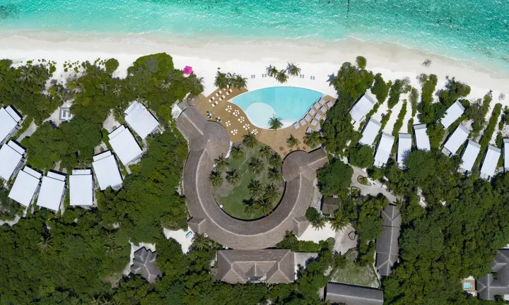 Ifuru Island Maldives — панорамный вид с высоты на зелёный остров и длинный песчаный пляж