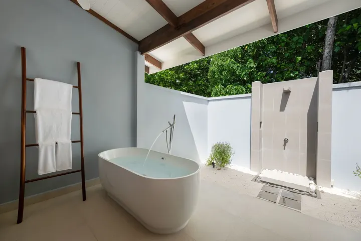 Ifuru Island Maldives, Мальдивы — ванная Ifuru Island Maldives — полуоткрытая ванная комната с душем и ванной среди живых растений