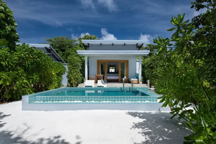 Ifuru Island Maldives, Мальдивы — вилла на пляже Ifuru Island Maldives — пляжная вилла с частным бассейном и прямым выходом на белый песок