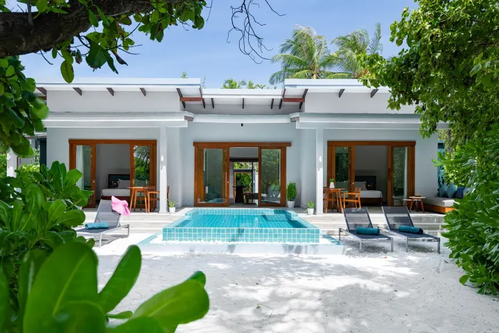 Ifuru Island Maldives, Мальдивы — вилла на пляже Ifuru Island Maldives — просторная семейная вилла с двумя спальнями и собственным бассейном