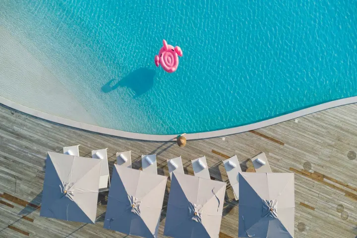 Ifuru Island Maldives, Мальдивы — бассейн Ifuru Island Maldives — главный панорамный бассейн у пляжного клуба с видом на океан