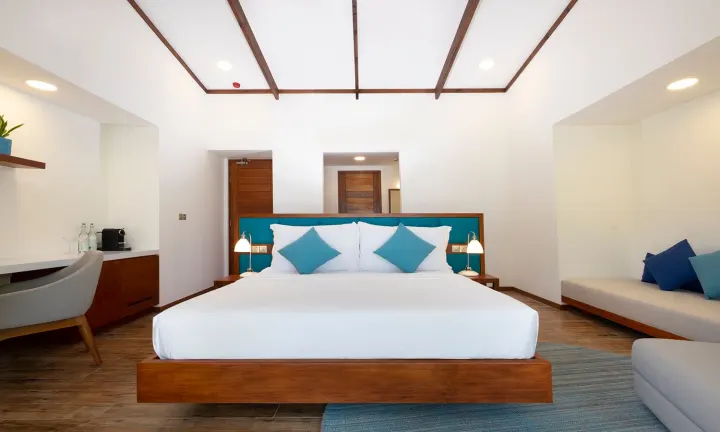 Ifuru Island Maldives, Мальдивы — интерьер виллы Ifuru Island Maldives — светлая спальня пляжной виллы в современном тропическом дизайне