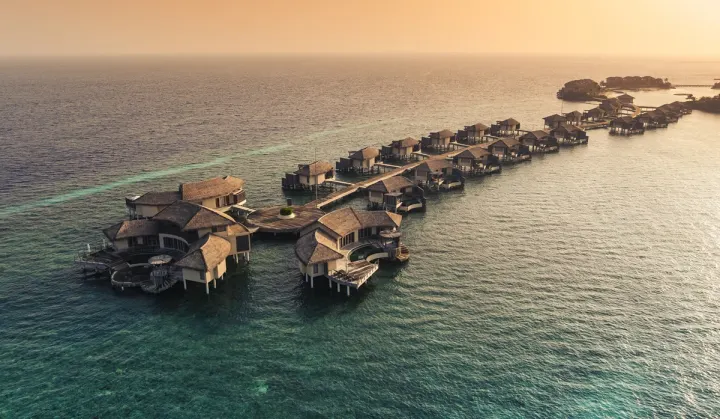InterContinental Maldives Maamunagau Resort — вид сверху на водные виллы
