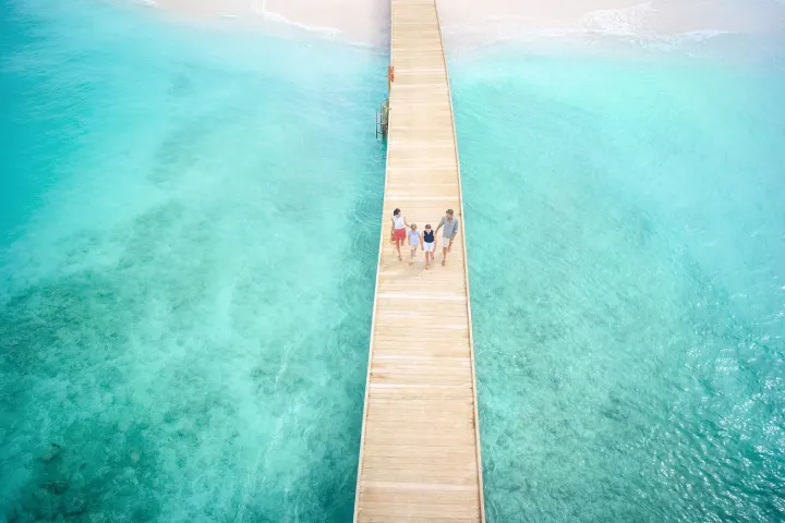 InterContinental Maldives Maamunagau Resort, Мальдивы — бар InterContinental Maldives Maamunagau Resort — бар с подвесными креслами