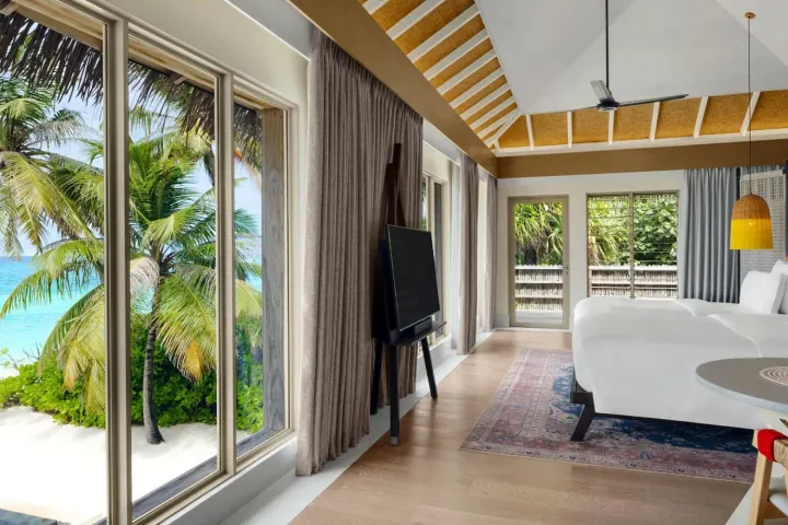 InterContinental Maldives Maamunagau Resort, Мальдивы — вилла на пляже InterContinental Maldives Maamunagau Resort — пляжная резиденция с бассейном