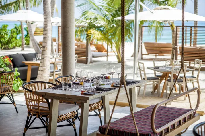 InterContinental Maldives Maamunagau Resort, Мальдивы — ресторан InterContinental Maldives Maamunagau Resort — ресторан на пляже