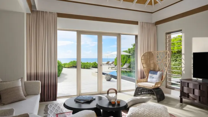 InterContinental Maldives Maamunagau Resort, Мальдивы — интерьер виллы InterContinental Maldives Maamunagau Resort — гостиная пляжной виллы