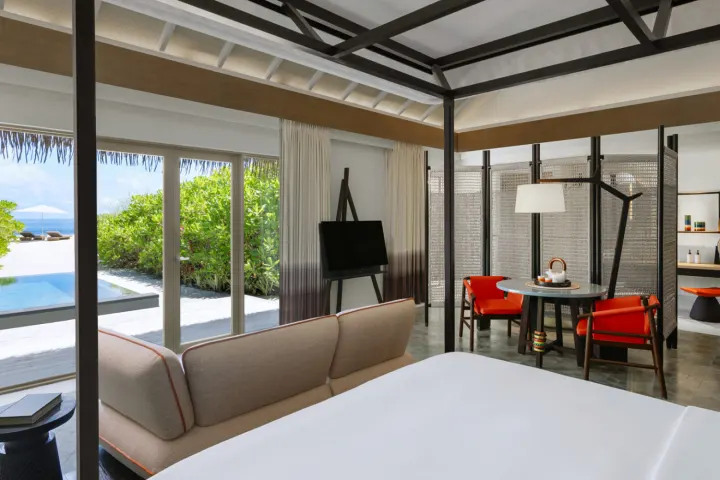 InterContinental Maldives Maamunagau Resort, Мальдивы — интерьер виллы InterContinental Maldives Maamunagau Resort — спальня с панорамными окнами