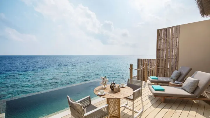 InterContinental Maldives Maamunagau Resort, Мальдивы — вилла на воде InterContinental Maldives Maamunagau Resort — деревянная терраса с бассейном