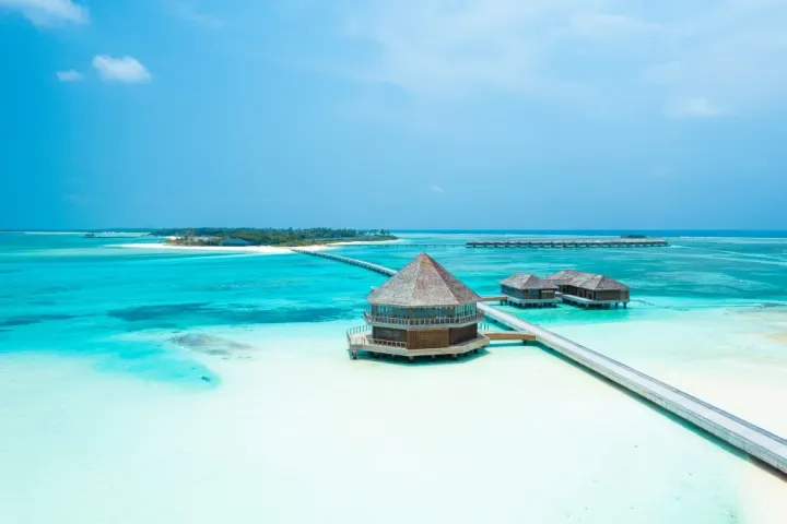 Jawakara Islands Maldives — длинный живописный мост над лагуной, соединяющий два острова курорта