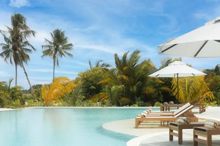 Jawakara Islands Maldives — бар у бассейна с панорамной палубой для отдыха в течение дня
